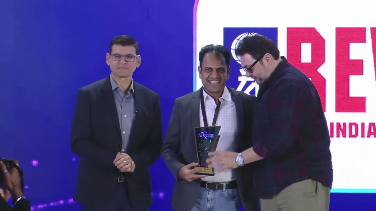 Rohit Goel receiving the TOI AI Quotient Award in Mumbai
